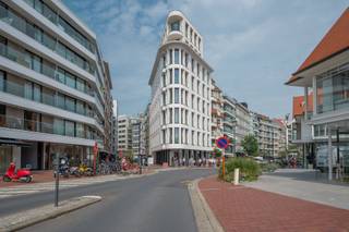 Op de tweede verdieping van de residentie Triangle Vert, met zijn iconische en tijdloze architectuur, gelegen op een van de mooiste en...