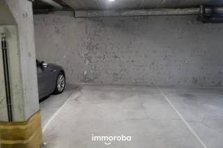 Ondergrondse autostaanplaats (niveau -1) in het centrum van Waregem. Dichtbij het station van Waregem en centrum van Waregem. Toegang...