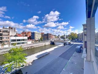 Vous recherchez un appartement rénové de 2 chambres avec vue sur la Lys ? <br />Alors c'est peut-être quelque chose pour toi ! L'appartement est très lumineux et offre une vue dégagée.<br /><br />Disposition :<br /><br />2e étage :<br />- hall d'entrée spacieux avec toilettes invités<br />- espace de vie avec vue sur la Lys et les tours Broel<br />- cuisine pratique (four, lave-vaisselle, double évier, plaque vitrocéramique et réfrigérateur)<br />- salle de bain avec douche, baignoire et double vasque<br />- 2 chambres spacieuses<br />- terrasse<br /><br />Supplémentaire :<br />- frais communs : commission 50,00 €/mois<br /><br />Intéressé ? Demandez une visite rapide via le site web www.dewaele.com
