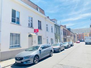 <strong>Menen: woning met 3 slaapkamers en 3 garages<br /><br />Indeling</strong><br />Je komt binnen via de inkomhal daar bevind zich aansluitend een ruime lichtrijke living die doorgang bied naar de koer en de 1ste garage. Aan de andere kant van de inkom zit de lichtrijke keuken voorzien van gasvuur en spoelbak. Naast de keuken zit de badkamer voorzien van lavabo, douche, toilet en voorzieningen wasmachine, droogkast. <br />Op de 1ste verdieping zijn er 3 ruime slaapkamers en toilet<br />Tot slot is er nog de zolder via vaste trap bereikbaar met de mogelijkheid voor nog 2 extra slaapkamers.<br /><br />Deze woning heeft in totaal 3 garages en veel opbergmogelijkheden<br /><strong>Troeven:</strong>
<ul><li>Ruime &amp; lichtrijke woning</li><li>3 garages beschikbaar</li><li>mogelijkheid tot 5 slaapkamers</li></ul>
bij deze woning geldt de renovatieplicht