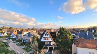 RUIME STUDIO GELEGEN IN DE PRACHTIGE DUMONTWIJK OP 150 METER VAN HET STRAND EN HET CENTRUM VAN DE PANNE<br />Bestaande uit hal met vestiaire kasten, ruime lichtrijke living met mooi open zicht, ingerichte keuken, badkamer met ligbad, lavabo en toilet. Fietsenberging. Super ligging in de prachtige geklasseerde Dumontwijk. Residentie in villa-stijl. U vindt meer informatie op onze website, www.immocattaert.be, onder de rubrieken "kenmerken en documenten". Bezichtigingen zijn enkel mogelijk op afspraak.