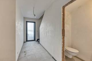 <p>Voor meer info of een bezoek, bel 054 69 39 31 - Op een ideale locatie in Denderhoutem bevindt zich <strong>deze prachtige nieuwbouwwoning</strong> met een moderne tijdloze architectuur. <strong>De woning zal volledig worden afgewerkt tegen de notariële akte</strong>. De woning omvat een ruime inkomhal, waar zich ook de trap naar boven bevindt alsook het apart toilet. Verder bereikt men <strong>de ruime en lichtrijke eet- en leefruimte met open keuken</strong>. Aanpalend aan de keuken bevindt zich een berging. Via de grote glaspartijen bereikt men <strong>het aangelegd terras en de aangelegde en afgesloten tuin</strong>. De woning is op het gelijkvloers ook voorzien van <strong>een ruime inpandige garage. </strong>Op de eerste verdieping bevindt zich een nachthal, <strong>twee slaapkamers</strong>, een badkamer (voorzien van bad, douche en dubbele lavabo) en een toilet. Op de tweede verdieping bevindt zich <strong>een derde ruime slaapkamer</strong> met aanpalende badkamer (voorzien van douche en lavabo) en een technische ruimte. Vloerverwarming met warmtepomp – <strong>E-peil onder 20 (korting betaling onroerende voorheffing gedurende 5 jaar) </strong>– Zonnepanelen – Grote bewoonbare oppervlakte.</p>
<p><strong>*Prijs vermeld in de advertentie betreft prijs excl. BTW en kosten</strong></p>