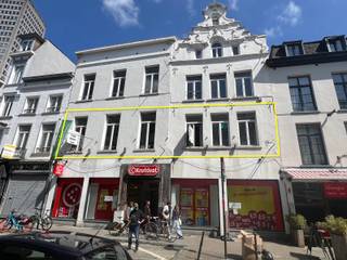 <strong>Kantoor te huur - Hoogstraat n° 64 - 1000 Brussel.</strong><br />Deze kantoren zijn gelegen in een bruisende wijk.<br />Op 150 meter van de Zavel / Sablon en op loopafstand van de wijk Marollen.<br /><strong>180 m2</strong> gelegen op eerste verdieping van dit karaktervolle gebouw. 25 m2 terras<br />Contact: info@investinrealestate.be<br />Tel. 0476/76.40.47