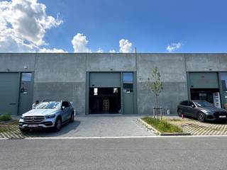 Unité PME nouvellement construite de 324 m² avec 108 m² de mezzanine à louer, fantastiquement située le long et avec visibilité de la très...