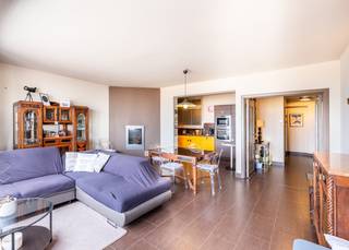 Ruim (91m²) appartement met 2 slaapkamers en FRONTAAL zeezicht te koop op de Zeedijk te Koksijde-Bad. Dit pand is gelegen in de residentie Triton en geniet een uiterst centrale ligging: op wandelafstand van het commercieel centrum, het openbaar vervoer en uiteraard pal aan het strand. Een ideale locatie voor een tweede verblijf.<br /><br />Het pand werd als volgt ingedeeld: inkomhal met ingemaakte opbergkast en vestiairemogelijkheid  | lichtrijke leefruimte met FRONTAAL zeezicht en gashaard | volledig uitgeruste en halfopen keuken ( kookplaat, dampkap, oven, microgolf, vaatwasmachine, dubbele spoelbak, grote frigo met diepvriesvak) | nachthal | afzonderlijk toilet met lavabo | badkamer met bad, douchegarnituur en lavabo in meubel) | 1ste volwaardige slaapkamer met dubbel bed en extra lavabo | 2de volwaardige slaapkamer met dubbel bed en extra lavabo.<br /><br />Het appartement is voorzien van een private kelder. De residentie heeft een vlot toegankelijke en gemeenschappelijke fietsenberging.<br /><br />Het dak en de voorgevel van de residentie werden vernieuwd.<br /><br />Bent u op zoek naar een tweede verblijf met FRONTAAL zeezicht in Koksijde-Bad? Aarzel dan niet en contacteer ons voor een bezoek!