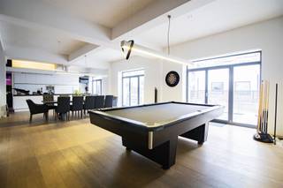 Deze unieke loft van 252 m² combineert ruimte, rust en karakter op een uitzonderlijke locatie op een steenworp afstand van Tour &amp; Taxis.Gelegen in een binnenwijk van een voormalig industrieel complex, geniet je van een oase van rust ver weg van de drukte van de stad, zonder in te boeten aan toegankelijkheid. De loft baadt in natuurlijk licht dankzij de grote ramen en een doordachte indeling die de openheid maximaliseert.De indrukwekkende leefruimte vormt het hart van het huis: een royale, open omgeving die een schat aan ontwerpmogelijkheden biedt. Daarnaast ligt een prachtige, brede patio, die een naadloze verbinding creëert tussen de leefruimte, de keuken en de rustige binnenruimte.De centraal gelegen patio is een echte blikvanger en zorgt niet alleen voor extra licht, maar creëert ook een elegante overgang tussen het woon- en slaapgedeelte.Aan de ene kant ligt de ruime en elegante hoofdslaapkamer, met een prachtige eigen badkamer. Er is ook een aparte gastenslaapkamer.De loft heeft ook twee ondergrondse parkeerplaatsen, voor €40.000, en een praktische kelderruimte.Een zeldzame combinatie van volume, licht en rust op een toplocatie. Ideaal voor wie op zoek is naar een unieke woonervaring met karakter.