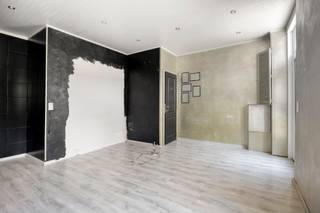 <p>Op een uitstekende en rustige locatie in Bertem vind je deze te renoveren woning, gelegen in een zeer rustige eenrichtingsstraat en toch centraal dichtbij alle voorzieningen. De woning ligt op korte afstand van de op- en afrit van de autostrade, IMEC, UZ Gasthuisberg, supermarkten, scholen en een bushalte.</p>
<p>Een deel van de woning doet momenteel dienst als kapsalon, maar staat officieel gekend als woonhuis. Dit biedt heel wat mogelijkheden om hier opnieuw een gezellige woning van te maken.</p>
<p>Een groot pluspunt is dat het dak recent volledig werd vernieuwd, waardoor een zware investering al achter de rug is. Bovendien biedt de zolderruimte interessante uitbreidingsmogelijkheden voor extra slaapkamers en een badkamer.</p>
<p>De grootste troef van deze woning is zonder twijfel de zuidwest georiënteerde tuin met een prachtig zicht op de Sint-Pieterskerk van Bertem. Hier geniet je volop van rust, zon en groen.</p>
<p>Deze woning is ideaal voor wie rustig maar toch centraal wil wonen en zin heeft om er zijn of haar eigen thuis van te maken.<br /><br />Meer informatie?<br />Bel Lotte op 0474 38 63 93 of mail naar lotte@immogve.be </p>