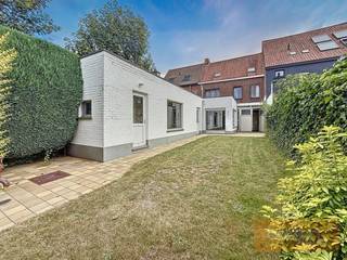 Vlakbij het centrum van Marke, maar toch in een rustige omgeving, bevindt zich deze verrassend ruime woning met tal van troeven.<br /><br />Vooraan was er een winkelruimte die perfect kan geïntegreerd worden in de woning of benut als praktijkruimte. Daarnaast is er een doorgang die kan dienen als garage of handige fietsenstalling.<br /><br />De leefruimte met open keuken vormt het hart van de woning en biedt een gezellige thuisbasis. Achteraan vindt u een wasplaats, berging en douchekamer. De zonnige tuin zorgt bovendien voor een ideale plek om te ontspannen.<br /><br />Op de eerste verdieping zijn er drie volwaardige slaapkamers en een badkamer. Een vaste trap leidt naar de zolder, waar extra kamers kunnen ingericht worden. Daarnaast beschikt de woning over een droge kelder.<br /><br />Troeven op een rijtje:<br />- Rustige ligging nabij het centrum van Marke<br />- Mogelijkheid tot integratie van winkel/praktijkruimte<br />- Gezellige leefruimte met open keuken<br />- Zongerichte tuin<br />- 3 slaapkamers + uitbreidingsmogelijkheid op zolder<br />- Garage/doorgang en droge kelder<br /><br />Deze woning biedt enorm veel potentieel voor wie op zoek is naar ruimte, rust én mogelijkheden!