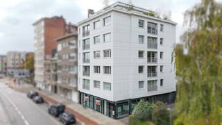 <p>Bij ImmoFusion 7/7 “open huis” : klik op onze 3D-TOUR.<br />Ervaar vastgoed alsof je er zelf doorloopt!</p>
<p>Dit verzorgd en stijlvol appartement is gelegen op een gegeerde locatie aan de Grote Steenweg te Berchem en biedt een harmonieuze combinatie van hedendaags wooncomfort, rust en bereikbaarheid. Hoewel het appartement officieel aan de Grote Steenweg is geadresseerd, bevindt het zich volledig aan de achterzijde van het gebouw, waardoor bewoners kunnen genieten van een uitzonderlijk rustige woonomgeving zonder enige geluidshinder of drukte van de baan. Aan de achterzijde van het gebouw is bovendien een aangename gemeenschappelijke tuin voorzien, die een groene en stille buitenruimte biedt, ver weg van het stadsverkeer.</p>
<p>De ligging is bijzonder gunstig: in de directe omgeving bevinden zich tal van kwaliteitsvolle eet- en koffiezaken, winkels en groenvoorzieningen. Daarnaast is er een vlotte verbinding met de Antwerpse binnenstad, de belangrijkste invalswegen en het openbaar vervoer. Aan de voorzijde van het gebouw bevindt zich bovendien een tramhalte, wat bijdraagt aan het uitstekende mobiliteitsaanbod.</p>
<p>Bij het betreden van het appartement valt meteen de doordachte en harmonieuze inrichting op. Warme kleurtinten en een kwalitatieve houten vloer, die doorheen het volledige appartement werd doorgetrokken, creëren een aangename en uitnodigende sfeer. De open leefruimte en keuken vormen samen een lichtrijke en comfortabele leefomgeving. Het grote schuifraam aan de achterzijde zorgt voor een overvloed aan natuurlijke lichtinval en geeft toegang tot het balkon, waar men in alle rust kan ontspannen met zicht op de rustige achterzijde.</p>
<p>De moderne, volledig uitgeruste keuken is voorzien van kwalitatieve toestellen en voldoende opbergruimte. Daarnaast is er een aansluiting voor een wasmachine voorzien, wat het dagelijkse comfort verhoogt. De ruime slaapkamer is praktisch ingericht en beschikt over een rechtstreekse toegang tot de badkamer, wat zorgt voor een vlotte en logische indeling. De badkamer is stijlvol afgewerkt met hedendaagse materialen en uitgerust met een inloopdouche.</p>
<p>Tot slot beschikt het appartement over een ondergrondse parkeerplaats, een bijzonder waardevolle troef die het wooncomfort in deze levendige buurt aanzienlijk verhoogt.</p>
<p><br />Pluspunten:</p>
<p>-Gelegen op een centrale, vlot bereikbare locatie in Berchem.<br />-Moderne inrichting met warme kleuren en houten vloer.<br />-Leefruimte en keuken vormen een lichtrijke, open ruimte.<br />-Groot schuifraam en balkon aan de rustige achterzijde.<br />-Volledig uitgeruste keuken met plaats voor wasmachine.<br />-Ruime slaapkamer met directe toegang tot de badkamer.<br />-Ondergrondse parkeerplaats inbegrepen.<br />-Instapklaar, gezellig en energiezuinig appartement<br />-tuin aan de rustige achterkant<br /><br /><span>Maatregelen opgenomen in het Maatregelenregister: nee</span></p>
<p><span>Een bezichtiging ter plaatse of meer info, bel ons op 078/78.78.70, of kom gewoon binnen op ons kantoor, steeds welkom!</span></p>