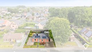 Deze alleenstaande woning vlakbij een bosrijke omgeving is gelegen op een grondoppervlakte van 637 m².<br />Bestaande uit: oprit - inkomhal - toilet - vestiaire - living - keuken - veranda - berging - terras - grote tuin - nachthal - 3 slaapkamers - badkamer - wasplaats - zolder. <br /><br />Alsook een ruime garage en verschillende bijgebouwen die dienst kunnen doen als polyvalente ruimte.<br /><br />Troeven van deze woning:<br /><br />- instapklare ruime woning met grote tuin<br />- rustige ligging<br />- centraal gelegen<br />- garage naast de woning<br />- voorzien van 13 zonnepanelen<br /><br />Contacteer ons vrijblijvend voor meer info