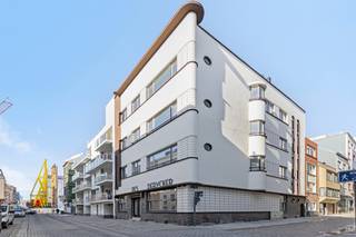 Deze gloednieuwe handelsruimte is gelegen in een stijlvol en karaktervol gebouw met een indrukwekkende gevel in modernistische architectuur, op slechts enkele stappen van het strand en de belangrijkste winkelstraten.<br /><br />Het pand is uitermate geschikt voor een vrij beroep, kantoor of andere professionele activiteit.<br /><br />Indeling: twee aparte ruimtes die kunnen dienen als vergader- of kantoorruimte, waarvan één voorzien is van een open, volledig uitgeruste keuken. Daarnaast is er een ruim afzonderlijk toilet met lavabomeubel aanwezig.<br /><br />De afwerking gebeurde met hoogwaardige en hedendaagse materialen. <br /><br />In het gebouw is bovendien een ruime fietsenstalling aanwezig, uitgerust met meerdere oplaadpunten voor elektrische fietsen.<br /><br />!!!!! Verkoop gebeurt onder het stelsel van registratierechten (geen btw van toepassing).