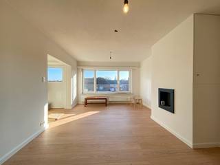 Gerenoveerd twee slaapkamer appartement te huur in Wondelgem. Winkels, scholen, openbaar vervoer e.d. bevinden zich in de nabije omgeving.Het...