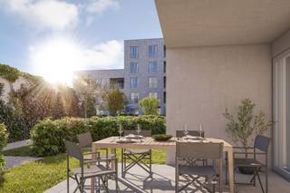 Ontdek het nieuwe, bruisende woonproject, Geel Station Villa Spoorbloem, pal in het levendige centrum van Geel! Met 38 moderne wooneenheden, variërend van studio's tot 1-, 2- en 3-slaapkamer appartementen, bieden wij een divers aanbod voor een breed publiek. Duurzaamheid staat centraal in dit nieuwe project, zonder te moeten inboeten aan comfort. Alle woningen zijn uitgerust met zonnepanelen, vloerverwarming en individuele geothermische warmtepomp. Een e-peil van 20 of lager wordt gegarandeerd. <br /><br />De ideale uitvalsbasis voor wie mobiliteit belangrijk vindt, Geel Station is gunstig gelegen in het hart van het centrum, op enkele minuten stappen van winkelstraten en het station. Voorzien van ruime terrassen en gelijkvloerse tuintjes, bieden onze appartementen een unieke leefomgeving. Bovendien creëren we een oase van rust met een collectieve daktuin, perfect om te ontspannen, te genieten en buren te ontmoeten.<br /><br />Stap de deur uit en betreed een wereld van winkels, cultuur, sport en andere voorzieningen, allemaal op wandelafstand. Pendelaars zullen blij zijn met de vlotte verbindingen naar Antwerpen, Brussel, Lier, Mechelen, Leuven en Hasselt via trein en bus, terwijl de fiets-o-strade voor de deur zorgt voor een veilige, vlotte en snelle verbinding voor niet gemotoriseerd verkeer richting Mol en Herentals. We nodigen je uit om deel uit te maken van dit unieke project en jouw nieuwe thuis te ontdekken in Geel Station Villa Spoorbloem!<br /><br />Meer informatie? Contacteer ons via 014 48 24 78 of check matexi.be/geel-station.