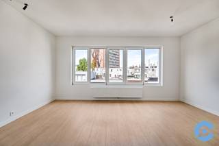 Op zoek naar een fantastische en centraal gelegen woonbuurt? Search no more!<br /><br />Dit heerlijk appartement maakt deel uit van een kleinschalige residentie die zonet volledig gerenoveerd werd, gelegen in de Vrijheidsstraat 13, een TOP-locatie midden in hartje van het hippe Zuid.<br /><br />Om de hoek van de levendige Marnixplaats met al zijn leuke restaurants en barretjes. Op wandelafstand van het KMSKA, het Zuidpark, ... en zoveel meer. Maar ook vlakbij het bruisende stadscentrum en verschillende toegangswegen.<br /><br />Het appartement, gelegen op de hoogste verdieping, bestaat uit een lichtrijke woonkamer met open, high-end geïnstalleerde keuken, voorzien van alle comfort.<br /><br />Aan de rustige achterzijde van het appartement ligt de slaapkamer met ingemaakte dressingkasten en klein terrasje. Via de nachthal heb je toegang tot de hypermoderne badkamer, het apart toilet en aparte berging met aansluiting voor wasmachine en droogkast.<br /><br />Ook leuke extra beschikt dit appartement over een leuk, zonovergoten dakterras.<br /><br />Verder is er in het gebouw nog een kelder en een fietsenberging.<br /><br />Troeven: volledig gerenoveerd van A tot Z volgens de regels van de kunst, conforme elektrische installatie, gunstig EPC, TOP-locatie, ...<br /><br />Heb je na het bekijken van de virtuele tour nog vragen? Of breng je graag een bezoek ter plaatse? Bel Dries op 0470/10 72 17<br /> 