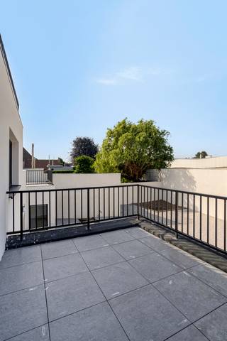 Totaal vernieuwd appartement met drie slaapkamers en terras te koop in Beveren LeieIndeling :inkom, toilet, ruime woonkamer, ingerichte open keuken,...