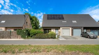 In een rustige en aantrekkelijke verkaveling in het hart van Moerkerke bevindt zich deze recente, perfect onderhouden woning. Dankzij haar energiezuinige karakter, doordachte indeling en kwalitatieve afwerking vormt deze eigendom de ideale thuis voor gezinnen die op zoek zijn naar comfort en woonkwaliteit.<br /><br />Indeling: De inkomhal met vestiaire en gastentoilet. Van hieruit komt u in de lichtrijke leefruimte, die naadloos overgaat in de open en volledig ingerichte keuken, voorzien van alle hedendaags comfort. Aansluitend bevindt zich een praktische berging/wasplaats, met directe doorgang naar de garage.<br /><br />Vanuit de keuken heeft u rechtstreeks toegang tot de westgerichte tuin, waar u doorheen de dag volop kunt genieten van de zon. Het aangename terras en de praktische tuinberging maken het buitengebeuren compleet.<br /><br />Op de eerste verdieping bevinden zich vier volwaardige slaapkamers. De volledig ingerichte badkamer is uitgerust met een ligbad, inloopdouche en wastafelmeubel. Daarnaast is er een afzonderlijk toilet. De ruime bergzolder zorgt bovendien voor heel wat extra opbergruimte.<br /><br />Ook op het vlak van comfort en energiezuinigheid heeft deze woning heel wat te bieden: een garage met extra parkeerplaats voor de deur, maar liefst 12 zonnepanelen, een conforme elektrische installatie en een uitstekend EPC-label A.<br /><br />Bezoeken? Graag na afspraak met Willem Cauwels op 050/89.27.70