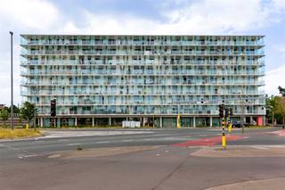 <p><span>Van op de </span><span>8ste en bovenste verdieping</span><span> van dit recente gebouw kijk je uit over de stad en haar dynamiek. Dit appartement aan de Buurtspoorweglei combineert comfortabel wonen met een vlotte ligging, op wandelafstand van </span><span>Park Spoor Oost </span><span>en heb je een sterke verbinding naar het centrum en de uitvalswegen. </span></p><p><span> </span></p><p><span>De leefruimte is aangenaam en </span><span>lichtrijk</span><span>, met grote ramen die zorgen voor een open gevoel en een </span><span>mooi uitzicht.</span><span> Het terras sluit naadloos aan op de leefruimte en is een fijne extra om buiten te zitten met zicht over de omgeving. De open keuken is praktisch ingericht en vormt één geheel met de leefruimte. Verder zijn er twee volwaardige slaapkamers, beide met rechtstreekse toegang tot het terras, een badkamer en een aparte berging.</span></p><p><span> </span></p><p><span>Indeling</span></p><p><span>- inkomhal met vestiaire</span></p><p><span>- lichtrijke leefruimte</span></p><p><span>- open keuken</span></p><p><span>- slaapkamer 1</span></p><p><span>- slaapkamer 2</span></p><p><span>- badkamer met inloopdouche</span></p><p><span>- apart toilet</span></p><p><span>- aparte berging</span></p><p><span>- terras met uitzicht (circa 30m</span><span><sup>2</sup></span><span>)</span></p><p><span>- extra kelderberging</span></p><p><span>- autostaanplaats aan te kopen aan €27.000</span></p><p><span> </span></p><p><span>Troeven</span></p><p><span>- bovenste verdieping</span></p><p><span>- open uitzicht</span></p><p><span>- veel lichtinval</span></p><p><span>- vlotte bereikbaarheid</span></p><p><span>- bouwjaar 2018</span></p><p><span> </span></p><p><span>Ben jij geïnteresseerd in dit appartement te koop in Borgerhout? Ben je op zoek naar ander vastgoed of wens je de waarde van jouw eigendom te kennen? Dan ben je bij BOLT Immo aan het juiste adres! We helpen jou graag verder! Bel 03/568.68.06 of mail <span>info@bolt.immo</span></span></p><p><span> </span></p><p><span> </span></p><p><span> </span></p><p><span> </span></p>