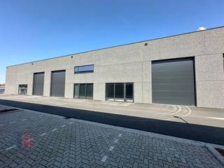 Gloednieuwe KMO-unit met een oppervlakte van 228 m² en 3 privatieve parkeerplaatsen te koop. Uitstekend gelegen langs de commerciële...