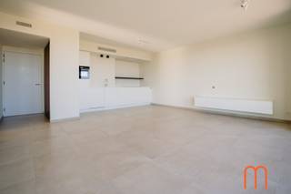<strong>Un cadre de vie exclusif sur l’Oosteroever à Ostende</strong><br /><br />À la recherche d’un <strong>appartement de luxe à louer à Ostende avec vue sur la mer</strong> ?<br />Ce magnifique appartement de 2 chambres est situé au <strong>16e étage de l’Ensor Tower</strong>, sur le prestigieux <strong>site de l’Oosteroever</strong> à Ostende.<br />Grâce à son emplacement exceptionnel, à son confort résidentiel moderne et à sa <strong>vue époustouflante sur la mer et la plage</strong>, cet appartement offre une expérience de vie unique sur la côte belge.<br /><br /><strong>Un espace de vie spacieux et lumineux avec vue sur la mer</strong><br />L’appartement dispose d’un <strong>séjour lumineux et spacieux</strong> avec un accès direct à une terrasse.<br />De grandes baies vitrées apportent une abondance de lumière naturelle et offrent une magnifique vue panoramique.<br />La combinaison de l’espace, de la tranquillité et de la vue sur la côte fait de cet espace de vie l’endroit idéal pour se détendre et profiter pleinement de la <strong>vie côtière à Ostende</strong>.<br /><br /><strong>Cuisine moderne entièrement équipée</strong><br />La cuisine contemporaine est <strong>entièrement équipée</strong> et constitue un espace à la fois élégant et fonctionnel pour ceux qui aiment cuisiner. Ses finitions modernes s’accordent parfaitement avec le caractère luxueux de l’appartement.<br /><br /><strong>2 chambres spacieuses avec terrasse orientée au soleil</strong><br />L’appartement dispose de <strong>deux chambres spacieuses</strong>. La chambre principale bénéficie d’un <strong>dressing privatif</strong> et, tout comme la deuxième chambre, donne accès à une <strong>terrasse orientée au soleil</strong>.<br />Les terrasses apportent une dimension supplémentaire au confort de vie et sont idéales pour profiter du soleil le matin ou se détendre agréablement après une longue journée.<br /><br /><strong>Salle de bains confortable et espace de rangement pratique</strong><br />La salle de bains moderne est élégamment aménagée et dispose d’une <strong>grande douche à l’italienne</strong>. L’appartement comprend également une toilette séparée ainsi qu’un vaste espace de rangement, offrant un confort supplémentaire au quotidien.<br /><br /><strong>Box de garage possible</strong><br />Pour les personnes venant en voiture, il est possible de <strong>louer un box de garage à proximité immédiate</strong>.<br />Cet appartement combine ainsi luxe, confort et excellente accessibilité.<br /><br /><strong>Un cadre de vie exclusif sur la côte belge</strong><br />L’<strong>Oosteroever à Ostende</strong> est un environnement résidentiel moderne et attrayant où l’architecture contemporaine, la tranquillité et la proximité de la mer se rencontrent.<br /><br />Cet <strong>appartement de luxe à louer à Ostende</strong> convient donc parfaitement à ceux qui recherchent un logement de qualité et confortable avec <strong>vue sur la mer et la plage</strong>, de spacieuses terrasses et un emplacement prestigieux.<br /><br /><strong>Caractéristiques principales</strong><br /><span><strong>Disponible à partir du :</strong> 1er décembre 2026</span><br /><span><strong>84 m² de surface habitable + 19 m² de terrasses</strong></span><br /><span>Vue <strong>époustouflante sur la mer et la plage</strong></span><br /><span><strong>PEB : label A</strong></span><br /><span>Année de construction : <strong>2021–2022</strong></span><br /><span>Chauffage via <strong>raccordement au réseau de chaleur</strong></span><br /><span>Box de garage possible à proximité immédiate : 175 euro par mois<br />Provision sur les charges : 110 euro par mois</span><br /><br /><strong>Une opportunité unique de vivre dans le luxe sur l’Oosteroever à Ostende, avec vue sur la mer, de spacieuses terrasses et tout le confort d’un appartement moderne de construction récente.</strong>