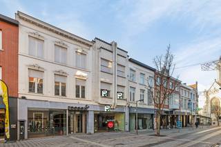 <strong>Commercieel handelspand met een totale oppervlakte van 425 m² met o.a. een zeer ruime commerciële ruimte en stockageruimte op een uitstekende commerciële ligging te Tienen. Voorzien van wooneenheden boven het gelijkvloerse handelspand is mogelijk.</strong><br /><br />Op het gelijkvloers bevindt zich de commerciële ruimte met een etalage van maar liefst 11 meter een een commerciële oppervlakte van 217 m². <br /><br />De eerste verdieping beschikt over een ruime polyvalente ruimte dat momenteel opgedeeld is in een stockageruimte, berging, atelier, kitchenette, bureau en traphal.<br /><br />De tweede verdieping bestaat uit twee zolders met meerdere bergingen.<br /><br />Het gebouw van is gelegen op een belangrijke commerciële ligging in het centrum van Tienen. Veel mogelijkheden om te parkeren. E40, station, winkels, restaurants, scholen, etc op enkele meters.<br /><br />Interesse? Mail naar laurens@immogve.be of bel naar 0496 07 89 48.
