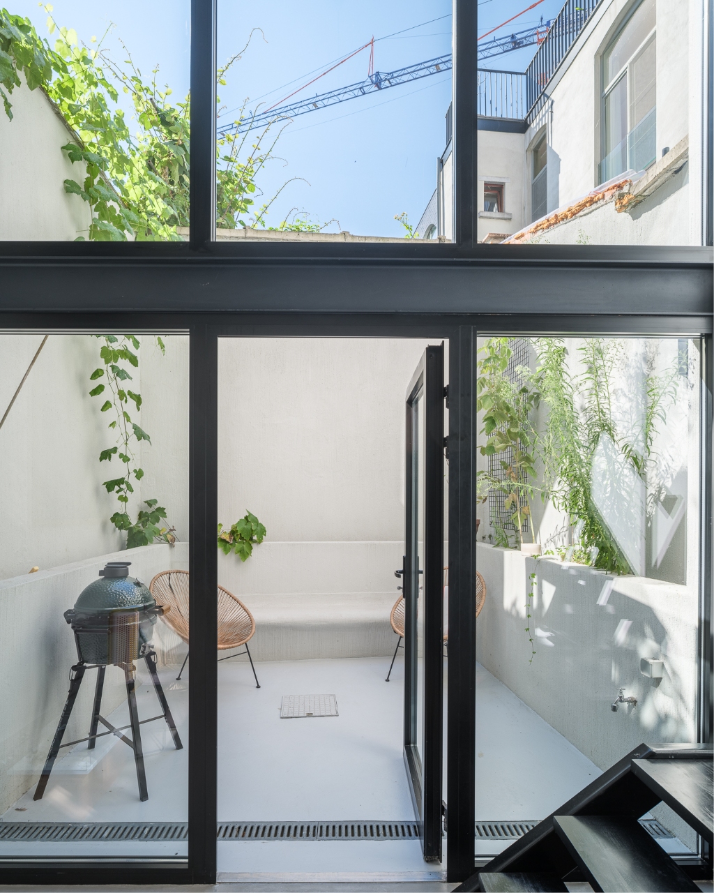 Karaktervolle burgerwoning die baadt in natuurlijk licht, met drie slaapkamers en een aangename buitenruimte op enkele stappen van het historische centrum. - photo 5