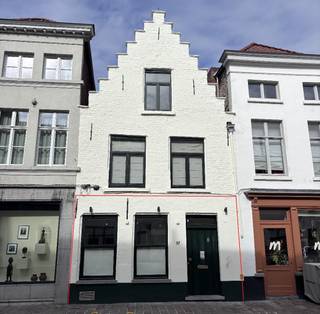 Deze instapklare handelsruimte werd voorheen uitgebaat als restaurant en biedt tal van mogelijkheden voor wie op zoek is naar een geschikte locatie voor een horecazaak of andere commerciële activiteit.<br /><br />De ruimte is volledig geschilderd en voorzien van verlichtingsarmaturen, waardoor u meteen aan de slag kunt. Achteraan bevindt zich een gezellig terras met aansluitend een stukje tuin, ideaal om klanten in een aangename omgeving te ontvangen.<br /><br />De indeling bestaat uit een ruime, open handelsruimte, een keuken en twee toiletten. Ook de nodige keukentoestellen zijn aanwezig; de overname ervan is bespreekbaar.<br /><br />Daarnaast beschikt het pand over een elektrische installatie met voldoende vermogen voor professioneel gebruik. De verwarming gebeurt deels via vloerverwarming en deels via radiatoren.<br /><br />Met een EPC-label A vormt dit pand een bijzonder interessante opportuniteit voor wie op zoek is naar een verzorgde, gebruiksklare handelsruimte.<br /><br />Een groot pluspunt is dat de ruimte volledig instapklaar is, waardoor u zonder grote voorbereidende werken van start kunt gaan.<br /><br />Het kadastraal inkomen (KI) is ten laste van de huurder.<br /><br />Graag een bezoek of meer uitleg over het pand? Contacteer ons: 050/45 03 45.
