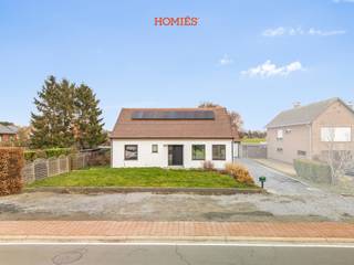 Deze luxueus afgewerkte woning bevindt zich in Herent, op een vlot bereikbare locatie nabij winkels en scholen. De woning combineert...