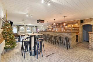 Ben je op zoek naar een woning met handelspand te koop in Oostrozebeke of een ruime gezinswoning die je nog volledig naar eigen smaak kan afwerken? Dan is dit veelzijdige pand beslist een bezoek waard.<br /><br />Dit handelspand met aanpalende woonst is gelegen in de Kalbergstraat 118 te Oostrozebeke, op een ruim perceel van 768 m². Het commerciële gelijkvloers heeft een oppervlakte van ongeveer 250 m², terwijl de woonst op de verdieping circa 100 m² beslaat. Dankzij de zuidgerichte tuin, dubbele garage en voldoende parkeergelegenheid biedt dit pand een ideale combinatie van comfort, ruimte en functionaliteit.<br /><br />Indeling handelspand: Het gelijkvloers omvat een ruime handelsruimte, momenteel ingericht als een sfeervol café. Verder vind je hier: een berging, een aparte opslagruimte, een bijkeuken en een volledig uitgeruste sanitaire zone. <br />Aansluitend is er een overdekt multifunctioneel gedeelte, ideaal als opslagruimte of atelier. Daarnaast zijn er nog een aparte was- en technische ruimte en een praktische berging onder de trap.<br />Dit maakt het pand bijzonder geschikt als handelspand voor diverse commerciële activiteiten zoals een café, kapperszaak, broodjeszaak of atelier.<br /><br />Indeling woonst: via een aparte ingang bereik je de woonst op de eerste verdieping. Deze bestaat uit: een aangename leefruimte met aansluitende keuken, drie comfortabele slaapkamers, een apart toilet en een badkamer. Bovendien is er een zolder over de volledige oppervlakte, die extra mogelijkheden biedt voor stockage. <br /><br />De zuidgerichte tuin zorgt voor een aangename buitenbeleving, terwijl de dubbele garage/atelier heel wat extra opberg- en werkruimte biedt — ideaal voor zelfstandigen of creatieve projecten.<br /><br />Algemene info &amp; troeven:<br />- Energiezuinige upgrades: PVC-ramen (2002), condenserende gasketel (2017) en spouwisolatie (2019)<br />-Geen renovatieplicht (EPC-label C)! <br />-Voldoende parkeergelegenheid<br />-Verhuurd tot 1 augustus 2026<br /><br />Wil je meer informatie over deze woning met handelspand te koop in Oostrozebeke of wens je een bezoek in te plannen? Contacteer Immo Margaux.