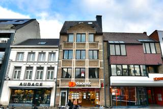 * Biedingsysteem: bieden vanaf 100.000 EUR. Meer info op kantoor.
Surf naar onze website voor meer informatie over de verkoop van deze woning. www.vastgoedunicum.be
Dit centraal gelegen appartement in het hartje van het bruisende Eeklo is een buitenkans om te kopen als hoofdverblijf of als ideale vastgoedbelegging!
Het gezellig appartement op de vijfde verdieping biedt een mooi zicht over Eeklo en u heeft geen hinder van het doorgaand verkeer.
Tevens vindt u alle winkels op wandel -of fietsafstand.
Bij het binnen komen komt u in de open, lichtrijke leefruimte met salon, eetplaats en open keuken. Hier kan u gezellig tafelen met familie en vrienden.
Naast de geïnstalleerde keuken heeft u nog een grote berging die tevens dienst doet als wasruimte. Aansluitend is een apart toilet voorzien.
De badkamer ligt naast de eerste tweepersoonsslaapkamer en is ingericht met lavabo en douche in bad. Deze slaapkamer heeft aansluitend een balkon, een heerlijke plek voor uw koffie of thee te nuttigen in de ochtend...!
Verder heeft u nog een tweede tweepersoonsslaapkamer die praktisch in te richten is.
In de residentie is een lift aanwezig.
Zoekt u naar een betaalbare vastgoedbelegging op een topligging? Of vorm je dit appartement om naar een prachtige woonparel?
Wenst u graag een bezoek? Aarzel niet en contacteer ons via het nummer 09/336 16 15 of mail naar info@vastgoedunicum.be.