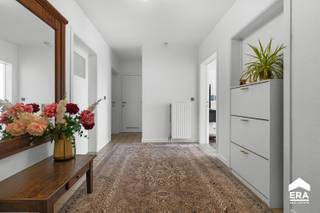 Over de woningOp de 7e verdieping van een verzorgd gebouw tref je dit ruime appartement van 99 m² met een magnifiek uitzicht over Roeselare. Dankzij...