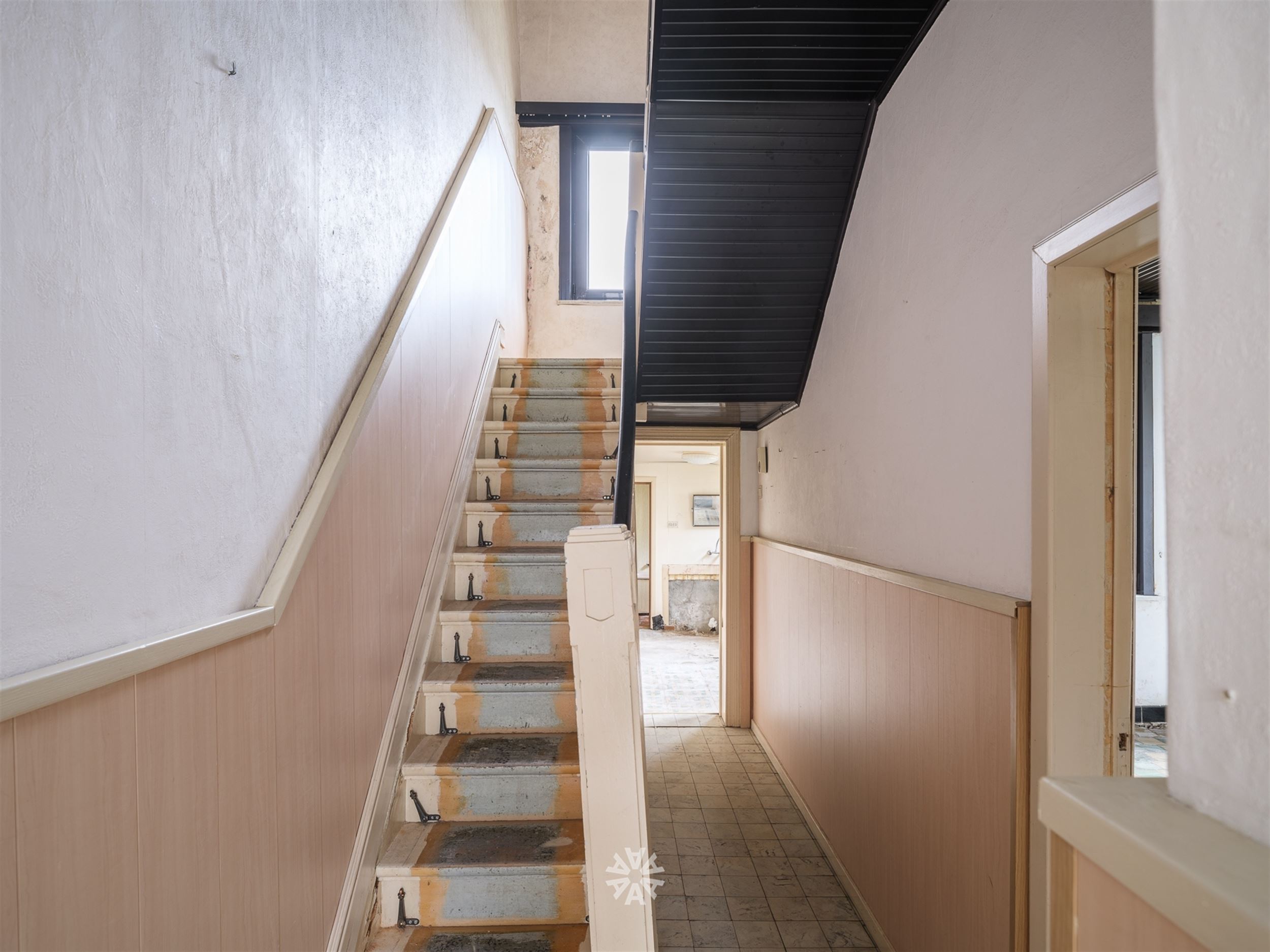 Te renoveren halfopen woning  in doodlopende straat met ontwikkelingsmogelijkheden - foto 5