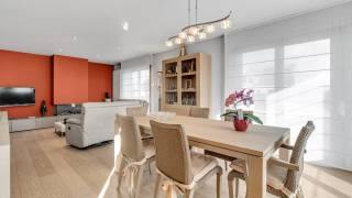 Immo3000 heeft deze rustig gelegen en gezellige gelijkvloerse woning in Tielt-Winge te koop. De woning ligt in de nabije omgeving van het Gouden Kruispunt met winkels, scholen, openbaar vervoer, kinderopvang, ...Ook de Golf van Winge en de oprit E314 bevinden zich op slechts enkele kilometers. Kortom een ideale ligging in het hart van het Hageland, met snelle verbinding naar de E314 en een vlotte toegang tot Diest, Aarschot en Tienen via de lokale wegen.<br /><br />De woning omvat een ruime inkomhal, een lichtrijke woonkamer (met gashaard voor sfeerwarmte) met aansluitende eetruimte en een functionele en ingerichte keuken (gerenoveerd in 2010), badkamer met inloopdouche (gerenoveerd in 2013) en 3 slaapkamers. De woning is volledig onderkelderd en voorzien van een inpandige garage (langs achterzijde), stookplaats met gasketel, wasplaats en bergruimten.<br />De zolderverdieping is toegankelijk via een uitschuifbate trap. <br />Aan de achterzijde heeft men een prachtig vergezicht over de achterliggende velden. De tuin is volledig omheind. Kortom een goede combinatie van ruimte, functionaliteit en een landelijke woonomgeving.<br /><br />In 2024 werd het dak gerenoveerd en voorzien van 8 zonnepanelen.<br /><br />Interesse in deze woning of komen kijken? Bel 016 60 3000 en boek uw afspraak!