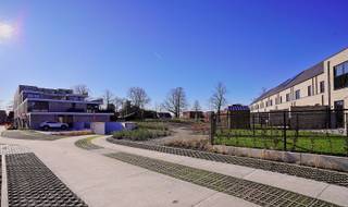 Park Viridis is een uniek woonproject gelegen nabij het centrum van Beveren, in een bijzonder groene en rustige omgeving. Energiezuinig wonen staat hier centraal.<br />De afwerking van deze appartementen bevindt zich in de eindfase en bieden alle modern comfort. Er kunnen nog aanpassingen gebeuren op het vlak van keuken en badkamer, volledig in samenspraak en volgens de voorziene budgetten in het lastenboek.<br />Het project bestaat uit meerdere woonentiteiten en is omgeven door een prachtig groen park van maar liefst 7.000 m². Elk appartement beschikt over een ruim en gezellig terras met zicht op de tuin.<br />Voor dit hedendaagse project wordt gewerkt met de allernieuwste technieken, waaronder zonnepanelen en warmtepompen met vloerverwarming en vloerkoeling. Daarnaast is er de mogelijkheid om een ondergrondse parkeerplaats aan te kopen.<br />Wenst u deze unieke kans niet te laten voorbijgaan? Maak dan gerust een afspraak. <br /><br />referentie: 4587