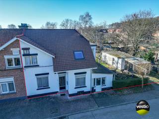 RUSTIG GELEGEN WONING MET 4 SLAAPKAMERS<br /><br />Deze verrassend ruime woning is gelegen langs de rustige Staatstuinwijk in Winterslag. Een centrale locatie met een goede verbinding met het centrum van Genk en de nabijgelegen winkels.<br /><br />Ondanks dat de woning valt onder de renovatieverplichting biedt het huis een zeer goede basis om de woning naar uw wensen aan te passen. Zo werd het dak recent vernieuwd en werd de verwarmingsketel vervangen. Om een idee te krijgen van de investeringen die nodig zijn om deze woning energiezuiniger kan u het renovatierapport downloaden op onze website.<br />( Ter info: in het EPC verslag staat opgenomen dat het dak niet geïsoleerd werd maar terwijl dit in de praktijk wel werd gedaan maar niet kan worden aangetoond aan de hand van facturen )<br />Bekijkt u dit pand via een aanverwante website? Bekijk dan zeker de volledige beschrijving, indeling en alle foto’s op de website van Vestio:<br /><br />https://www.vestio.com/huis/te-koop/genk-3600/3699/rustig-gelegen-woning-met-4-slaapkamers<br /><br />Gelijkvloers bestaat de woning uit een zeer ruime living met een plafondhoogte van maar liefst 2,90 m wat het ruimtegevoel nog vergroot. Voorts zijn er een bureau, een centrale hal, een badkamer, goed uitgeruste keuken en een veranda.<br /><br />Verspreid over de eerste verdieping zijn er vervolgens nog 4 slaapkamers en een overloop voorhanden. Extra bergruimte is er voorhanden in de kelderberging. De woning is gelegen op een westelijk georiënteerd perceel van 5,40 are waar u van ’s middags tot ’s avonds kan genieten van de overvloedige zon.<br /><br />Enkele TROEVEN van deze woning opgelijst:<br /><br />+ Dak is vernieuwd<br />+ Recente verwarmingsketel<br />+ Rustige locatie tegenover het groen<br />+ Westelijk georiënteerd perceel 5,40 are<br />+ Ruime woning met 4 slaapkamers<br />+ Hoge plafonds (2,90m) in de living<br /><br />Kortom, een degelijke woning boordevol potentieel! Meer info? Contacteer Maarten Delbroek via maarten@vestio.com of bel naar 0471/034804.<br />