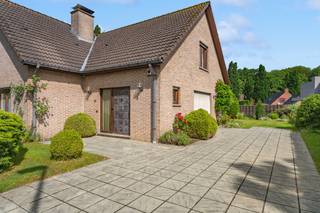 <p>Bent u op zoek naar een ruime gezinswoning op een uitstekende locatie in Sint-Michiels? Dan verdient deze alleenstaande woning absoluut uw aandacht.</p><p>Gelegen op een perceel van ca. 750 m², combineert deze eigendom een royale woonoppervlakte, een praktische indeling en een aangename tuin met een vlotte bereikbaarheid naar Brugge, winkels, scholen, openbaar vervoer en belangrijke invalswegen.</p><p>Op het gelijkvloers vindt u een ruime inkomhal met gastentoilet, een lichtrijke leefruimte met aparte zit- en eethoek, een afzonderlijke keuken, een bureau ideaal voor thuiswerk, een praktische was-/bergruimte en een inpandige garage. De woning beschikt bovendien over een kelder. Op de verdieping bevinden zich vier volwaardige slaapkamers, een badkamer, een afzonderlijk toilet en een extra grote berging. Dankzij deze doordachte indeling biedt de woning alle ruimte voor een groot gezin of wie wonen en werken wenst te combineren.</p><p>Buiten geniet u van een verzorgde tuin waar kinderen veilig kunnen spelen en waar u in alle rust kunt ontspannen. De ruime oprit zorgt voor extra parkeermogelijkheden.</p><p>De woning wordt momenteel geadverteerd met een simulatie van het mogelijke energetische potentieel. Het officiële EPC-attest vermeldt een EPC-label E (493 kWh/m² – certificaatnummer 20260523-0003876189-RES-2).</p><p>Plan vandaag nog uw bezoek.</p>