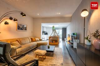 Deze energiezuinige gezellige rijwoning met 3 slaapkamers en mooie tuin is strategisch zeer goed gelegen!<br /><br />We bevinden ons in de stadsrand van Gent. Zowel het centrum van Gent als Wondelgem liggen op fietsafstand. We vinden er tal van drank - en eet gelegenheden, supermarkten en winkels terug. <br />Met het openbaar vervoer ben je op minder dan 15 min in de bruisende stad. Ook het treinstation van Wondelgem ligt vlakbij. Op deze locatie is een auto absoluut niet noodzakelijk.<br />Doch ben je op minder dan 5 min op de R4, welke zorgt voor een vlotte verbinding naar de E17 en de E40<br /><br />De woning zelf werd volledig gerenoveerd in 2022.<br /><br />Via de inkomhal komen we terecht in de ruime lichtrijke leefruimte met open, moderne keuken. Eveneens op het gelijkvloers vinden we en een bergruimte met aansluiting voor de wasmachine en droogkast alsook het gasten toilet. <br />Tevens hebben we via het schuifraam directe toegang tot het gezellige terras en de tuin. Ideaal om in de zomermaanden lekker lang te genieten met vrienden en familie van een heerlijke bbq!<br /><br />Op de eerste verdieping bevindt zich de eerste ruime slaapkamer alsook de prachtige badkamer. Voorzien van dubbele lavabo, douche, ligbad en extra toilet. Hierin is het werkelijk een plezier om je in klaar te maken. <br />Op de tweede verdieping vinden we de andere 2 slaapkamers terug. <br /><br />Extra troeven : <br />- Door de renovatie heeft de woning een zeer gunstige energiescore. EPC B (113)<br />- Boven wordt de verwarming geregeld via de warmtepomp en is er airco aanwezig <br />- Door de extra isolatie zijn de maandelijks kosten absoluut minimaal<br />- De hoge plafonds geven een zeer vrij en comfortabel gevoel<br />- De woning is perfect onderhouden en instapklaar<br /><br />Deze opportuniteit is ideaal voor wie in de rand van Gent wil wonen en alles dichtbij wil hebben. De indeling en de ruimtes bieden dit huis alles om er een echte thuis van te maken<br /><br />Beschikbaar vanaf 1/04/2027. De akte zou verleden worden eind september 2026. Via het verlengd genot wordt er een maandelijkse huurcompensatie voorzien aan de nieuwe eigenaars vanaf het verleiden van de akte. <br /><br />Interesse in deze TOPPER? Contacteer dan snel Topvastgoed voor een bezoek op het nummer 0475 700 700