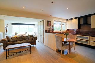 ONDER OPTIE - Gelegen onder de kerktoren van Opstal, in een rustige en groene omgeving, bevindt zich dit prachtig afgewerkte gelijkvloerse...