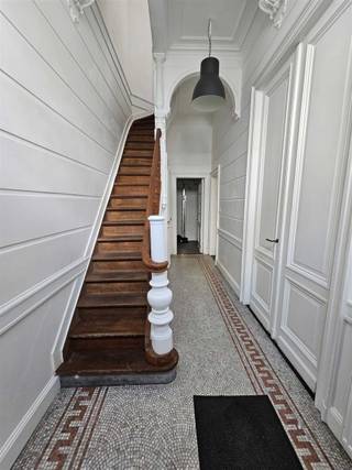 <h2><span>Zurenborg: ruime herenwoning met tuin te huur!</span></h2><p><span>Op een </span><span>toplocatie in Zurenborg</span><span>, in een rustige zijstraat van de bruisende Dageraadplaats, bevindt zich deze ruime en karaktervolle herenwoning met tuin.</span></p><p><span>De woning beschikt over maar liefst </span><span>4 volwaardige slaapkamers</span><span>, </span><span>2 badkamers</span><span> en </span><span>2 keukens</span><span>. Daarnaast bevinden zich op de eerste verdieping nog </span><span>2 kleinere kamers</span><span>, ideaal als dressing, bureau, berging of extra opbergruimte.</span></p><p><span>Dankzij de royale indeling en de aanwezigheid van twee keukens en twee badkamers biedt deze woning bijzonder veel mogelijkheden. Ze is dan ook uitermate geschikt voor zowel een </span><span>gezin als co-housing</span><span>.</span></p><p><span>De </span><span>privatieve tuin</span><span> vormt een extra troef en biedt een aangename buitenruimte midden in de stad.</span></p><p><span>De ligging is uitstekend: op wandelafstand van de </span><span>Dageraadplaats</span><span>, met haar gezellige restaurants en cafés, winkels en openbaar vervoer in de onmiddellijke omgeving.</span></p><p><span>Troeven:</span></p><ul><li><span>Gegeerde ligging in Zurenborg</span></li><li><span>Zijstraat van de Dageraadplaats</span></li><li><span>Karaktervolle herenwoning</span></li><li><span>4 volwaardige slaapkamers</span></li><li><span>2 extra kleinere kamers</span></li><li><span>2 keukens</span></li><li><span>2 badkamers</span></li><li><span>Privatieve tuin</span></li><li><span>Geschikt voor gezin of co-housing</span></li><li><span>EPC: D 350 kWh/m²/jaar</span></li><li><span>Huurprijs: 2.500/maand</span></li><li><span> </span></li></ul><p><span>Een bijzonder ruime woning op één van de meest geliefde locaties van Antwerpen!</span></p><p><span> </span></p>