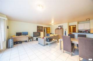 Ruim en instapklaar appartement van 90 m² gelegen in het rustige en gegeerde Oostende-Mariakerke.Bij het betreden van het appartement komt u in...