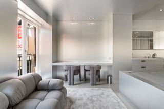 Op zoek naar een stijlvolle en instapklare studio op een toplocatie in Kortrijk? Bekijk dan zeker deze studio op het Overbekeplein! <br /><br />Dankzij de centrale ligging bevinden winkels, horeca en openbaar vervoer zich op wandelafstand.<br /><br />Deze volledig gerenoveerde studio combineert rust, comfort en een centrale ligging, pal in het hart van Kortrijk.<br /><br />Deze studio van 45m² is slim ontworpen om ruimte en comfort te maximaliseren en beschikt over:<br />• Een volledig uitgeruste keuken<br />• Ingebouwde kasten en slimme opbergruimte<br />• Vloerverwarming voor maximaal wooncomfort<br />• Een moderne, kwalitatieve inrichting<br />• Aanwezigheid van bad en douche <br /><br />De studio wordt volledig bemeubeld aangeboden en beschikt over dimverlichting. <br /><br />Deze studio is ideaal voor jonge professionals, studenten of investeerders!<br /><br />Wenst u meer info over deze woning of wenst u een bezoek ter plaatse? Contacteer Alissia Dewitte (0472 18 64 21 - alissia.dewitte@dewaele.com)<br /><br /><br />Bestuursmaatregelen in het maatregelenregister: nee