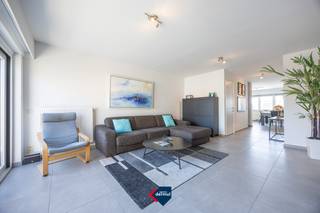 Discover this recent duplex apartment with 2 bedrooms, located on the fourth and fifth floors of Residence Permeke in Ostend. Thanks to its...