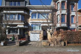 Découvrez cette charmante propriété à Mortsel avec 160m² de surface au sol et 203m² d'emprise au sol. Cette jolie propriété dispose de 3 chambres...