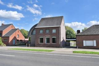 <p><span>Op zoek naar een bijzonder ruime villa waar kwalitatieve afwerking, privacy en een prachtige groene omgeving samenkomen? Deze stijlvolle woning uit 2003 bevindt zich op een uitzonderlijk perceel van maar liefst 4.022 m² en beschikt over een royale bewoonbare oppervlakte van 357 m² (conform EPC). De combinatie van doordachte architectuur, grote raampartijen, kwalitatieve materialen en uitgebreid maatwerk zorgt voor een woning met een uitgesproken karakter en een bijzonder aangename woonbeleving.</span></p><p><span>Bij binnenkomst valt meteen de verzorgde afwerking op. De inkomhal met ingemaakte maatwerkkasten van Van Lommel leidt naar de centrale hal, die als verbindende as doorheen de woning loopt. Het gelijkvloers omvat een gastentoilet, een praktische wasplaats met douche en maatkasten en een bijzonder ruime leefruimte die uit verschillende delen bestaat. De parketvloer brengt warmte in het interieur en loopt door in de volledig ingerichte bureauruimte en bibliotheek. Ook hier komt het hoogwaardige maatwerk van Van Lommel terug in de verschillende ingemaakte kasten.</span></p><p><span>De royale eetkamer geniet van een mooi zicht op het groen en sluit aan op de volledig uitgeruste keuken met kwalitatieve toestellen en een eigen eetplaats. Ook hier zorgen de grote raampartijen voor een sterke verbinding met de tuin. Aansluitend bevindt zich een volledig ingerichte keukenberging met ingemaakte maatwerkkasten.</span></p><p><span>Op de eerste verdieping brengt de ruime nachthal u naar maar liefst vijf slaapkamers. De masterbedroom beschikt over airconditioning, een balkon en een ensuite badkamer met dubbele lavabo, ligbad en ruime inloopdouche. Daarnaast zijn er vier bijkomende slaapkamers, waarvan één eveneens voorzien is van airconditioning. Een tweede badkamer met lavabo en douche en een afzonderlijk toilet vervolledigen deze verdieping.</span></p><p><span>Ook de tweede verdieping biedt nog extra mogelijkheden. Hier bevindt zich een ruime zolderverdieping die dankzij haar oppervlakte flexibel kan worden ingevuld als hobbyruimte, speelruimte, extra werkplek of bijkomende kamer.</span></p><p><span>De woning is bovendien gedeeltelijk onderkelderd en beschikt over een centrale kelderhal, wijnkelder, twee bergkelders en een technische ruimte. Het overige gedeelte van de woning is voorzien van een kruipkelder.</span></p><p><span>Een absolute blikvanger is het 4.022 m² grote perceel. De zorgvuldig aangelegde tuin met hagen, fruitbomen en verschillende volwassen bomen creëert een groene en bijzonder private omgeving rondom de woning. Het aangrenzende terras vormt hierbij een aangename verlenging van de leefruimtes. Ongeveer centraal op het perceel bevindt zich bovendien een vrijstaand bijgebouw met garage en bergruimte. Aan het bijgebouw is een laadpaal voorzien en op het dak bevinden zich maar liefst 18 zonnepanelen met groenestroomcertificaten.</span></p><p><span>Ook energetisch staat de woning sterk met een EPC-label B. De daken en muren zijn geïsoleerd en de aluminium raamprofielen zijn voorzien van hoogrendementsbeglazing. Het grootste gedeelte van de woning geniet van centrale vloerverwarming op stookolie, aangevuld met radiatoren in enkele ruimtes. Daarnaast zijn twee lucht-luchtwarmtepompen met afzonderlijke buitenunits aanwezig, die zowel voor verwarming als verkoeling kunnen zorgen.</span></p><p><span>Ook op het vlak van comfort en afwerking werd veel aandacht besteed aan kwaliteit en detail. Het uitgebreide maatwerk van Van Lommel, de parketvloeren, stijlvolle materialen, glazen binnendeuren en royale lichtinval geven het interieur een tijdloze uitstraling. Automatische screens met zonne- en windsensor en een alarmsysteem zorgen voor bijkomend wooncomfort.</span></p><p><span>De ligging vormt tot slot een belangrijke extra troef. De woning bevindt zich op een gunstige locatie in Herselt, met het centrum, winkels, scholen en andere dagelijkse voorzieningen vlot bereikbaar. Ook Westerlo en de omliggende gemeenten zijn makkelijk te bereiken. Zo geniet u thuis van uitzonderlijk veel ruimte, groen en privacy, zonder in te boeten aan bereikbaarheid.</span></p><p><span>Een bijzondere eigendom voor wie op zoek is naar ruimte, kwaliteit, privacy en wooncomfort op een uitzonderlijk ruim perceel.</span></p><p><span>Kom samen met ons deze villa ontdekken.</span></p><p><span><strong>Contacteer Dupont Vastgoed via 015 15 15 15 voor meer informatie of een bezoek ter plaatse.</strong></span></p>