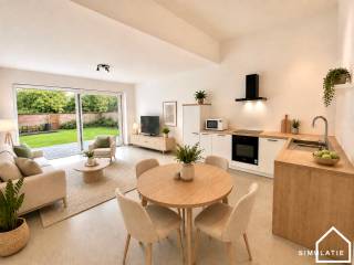 Dit appartement is uiterst geschikt als belegging en is momenteel verhuurd voor 760€/maand aan een oudere dame.<br /><br />Via de inkomhal (5 m²) betreedt u de aangename leefruimte met een open, volledig ingerichte keuken. De keuken beschikt over een vaatwasser, elektrische kookplaat, heteluchtoven, koelkast en inox spoelbak. De leefruimte en keuken hebben samen een mooie oppervlakte van 31,35 m².<br /><br />Verder beschikt de woning over een praktische berging/wasruimte (4,20 m²) en een apart toilet.<br /><br />De ruime slaapkamer (14 m²) sluit rechtstreeks aan op de on-suite badkamer (3,80 m²), uitgerust met een moderne inloopdouche en een enkel lavabomeubel.<br /><br />Een absolute troef is het aangename terras van 13,75 m², dat aansluit op de privé tuin (60m²). Ideaal om in alle rust te genieten van het buitenleven.<br /><br />Daarnaast is er een fietsenstalling en een handige achteruitweg, ideaal voor het vlot buitenzetten van fietsen, vuilnisbakken en groenafval.<br /><br />Extra troeven:<br /><br />Elektrische rolluiken in de slaapkamer<br />Vloerverwarming met lucht-water warmtepomp<br /><br />Een comfortabele en energiezuinige woning met een aangename indeling, moderne voorzieningen én een mooie buitenruimte.<br /><br />Heeft u interesse in deze energiezuinige woning? Contacteer Frédéric via verkoop@partnersinvastgoed.be of 057/21.93.36 en plan vandaag nog uw bezoek.<br /><br />Bent u benieuwd naar de waarde van uw eigen woning? Contacteer Partners in Vastgoed voor een vrijblijvende en professionele schatting.