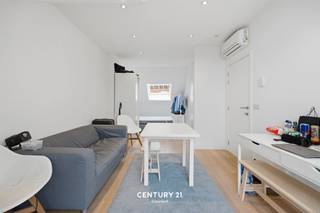 In de bruisende studentenstad Leuven, namelijk in de Blijde Inkomststraat kan je deze uiterst ruime studio vinden. De unit situeert zich op...