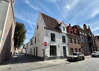 In het rustige & pittoreske Sint-Annakwartier nabij de Burg, de Markt, het Jan Van Eyckplein & de Brugse Vesten, vind je deze charmante hoekwoning...