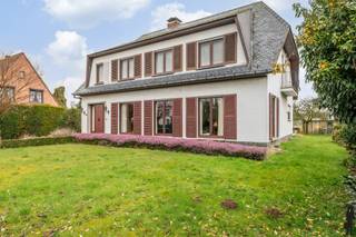 Op te frissen woning met 4 slk en prachtige tuin te Lier. <br /><br />Algemeen:<br />- Ruime, op te frissen woning<br />- Kwalitatieve bouw <br />- Mooie zichten <br />- Groot perceel van 1500m²<br />- EPC F (renovatieverplichting)<br />- Niet-asbestveilig<br /><br />Indeling:<br />Gelijkvloers:<br />- Inkomhal met bureauruimte<br />- Grote leefruimte + eetkamer met tal van raampartijen en veel lichtinval<br />- Ruime, op te frissen keuken<br />- Bergruimte/wasplaats<br />- Badkamer gelijkvloers met douche en toilet<br />- Inpandige garage<br /><br />1e verdieping:<br />- 4 zeer ruime slaapkamers<br />- Badkamer met ligbad, douche en lavabo<br /><br />Grote zolder met vlizotrap dewelke momenteel dienst doet als berging.<br /><br />Daarnaast is er nog een kelder aanwezig.