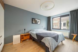 <p><span>Instapklaar appartement met twee slaapkamers, groot terras en staanplaats in Mechelen</span></p><p><span> </span></p><p><span>Dit energiezuinig appartement bevindt zich in een kleinschalige residentie van 2007. Dankzij de praktische ligging net buiten het centrum is alles binnen handbereik. Zowel winkels, scholen als openbaar vervoer zijn bereikbaar te voet of met de fiets. Ook de grote invalswegen richting Brussel en Antwerpen zijn makkelijk bereikbaar. </span></p><p><span> </span></p><p><span>Dankzij de praktische indeling beschikt het appartement over een duidelijke scheiding tussen het woon- en slaapgedeelte. Met twee ruime slaapkamers, een tijdloze badkamer en een open leefruimte geniet je hier van alle comfort. Naast de keuken is er ook een bijkomende berging/wasplaats aanwezig. Het ruime terras met zuidwestelijke oriëntatie vormt bovendien de ideale plek om volop van de zomeravonden te genieten. Bovendien geniet je van een eigen staanplaats en private berging.</span></p><p><span> </span></p><p><span>Indeling:</span></p><p><span>-Twee ruime slaapkamers</span></p><p><span>-Badkamer: douche in bad</span></p><p><span>-Open leefruimte met eetkamer, woonkamer en keuken</span></p><p><span>-Praktische berging/wasplaats naast de keuken</span></p><p><span>-Gastentoilet</span></p><p><span> </span></p><p><span>Troeven:</span></p><p><span>-Groot zonnig terras</span></p><p><span>-EPC B</span></p><p><span>-Centrale ligging net buiten het centrum van Mechelen</span></p><p><span>-Eigen staanplaats + berging</span></p><p><span> </span></p><p><span>Ben jij geïnteresseerd in dit energiezuinig appartement te koop in Mechelen, ben je op zoek naar ander vastgoed, een investering of wens je de waarde van jouw eigendom te kennen? Dan ben je bij BOLT immo aan het juiste adres! Wij helpen jou graag verder.</span><span> </span></p>