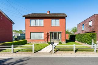 Deze vrijstaande woning op een ruim perceel van 1.639 m², aangevuld met een aangrenzend weiland van maar liefst 4.042 m², biedt een unieke kans voor wie op zoek is naar ruimte, rust en renovatiemogelijkheden in het landelijke Oelegem.<br /><br />Bij het betreden van de woning kom je in de inkomhal, die toegang geeft tot de lichtrijke leefruimte met open keuken. Aansluitend bevindt zich een praktische was-/technische berging, evenals een aparte voorraadberging. Vanuit deze berging bereik je de badkamer en een eerste afzonderlijk toilet. Zowel de keuken als de wasberging geven uit op het overdekte terras en de tuin, wat zorgt voor een vlotte verbinding tussen binnen- en buitenleven.<br /><br />Verder is er een tussenhal die toegang biedt tot de kelder en kruipkelder.<br /><br />Op de eerste verdieping, bereikbaar via de trap in de inkomhal, bevinden zich vier volwaardige slaapkamers en een tweede apart toilet. In de nachthal is er via een zolderluik toegang tot de praktische bergzolder.<br /><br />Buiten geniet je van een voortuin en een oprit die leidt naar de achtergelegen garage. De ruime tuin vormt een mooie overgang naar het achterliggende weiland, dat tal van mogelijkheden biedt voor dierenliefhebbers of wie gewoon wil genieten van extra buitenruimte.<br /><br />Kortom, een woning met veel potentieel op een uitzonderlijk groot perceel, ideaal voor wie zijn eigen droomwoning wil creëren in een groene en rustige omgeving.<br /><br />Troeven:<br />+ Gezonde woning met tal van renovatiemogelijkheden<br />+ 4 ruime slaapkamers<br />+ Voldoende bergruimte<br />+ Parkeergelegenheid binnen en buiten<br />+ Ruime tuin met achterliggend weiland<br /><br />Dit pand kan onderhevig zijn aan de Vlaamse renovatieverplichting voor residentiële gebouwen. Voor meer informatie verwijzen wij u door naar volgende website: https://www.vlaanderen.be/een-woning-kopen/renovatieverplichting-voor-residentiele-gebouwen<br /><br />Heeft u interesse in deze woning en wenst u een bezoek ter plaatse in te plannen? Aarzel niet ons te contacteren. Wij zijn bereikbaar via het nummer 03 337 50 70 of info@vbvastgoed.be.