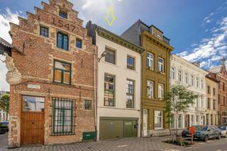<br />Deze karaktervolle stadswoning is gelegen in de historische wijk Stadswaag-Begijnhof, in de omgeving van de voormalige Spaanse omwalling. Deze buurt ademt nog steeds een stukje van het rijke Antwerpse verleden en staat dan ook bekend om haar levendige sfeer (zonder de drukte ervan) met tal van gezellige cafés en restaurants in de directe omgeving. Bovendien wandelt u van hieruit moeiteloos naar alle iconische Antwerpse locaties zoals de Academie voor Schone Kunsten, de Meir, het historische centrum en het bruisende Eilandje.<br /><br />Deze buurt wordt gekenmerkt door haar authentieke Antwerpse architectuur en karaktervolle gevels wat deze wijk een bijzonder eigen identiteit geeft. Niet toevallig was de buurt vroeger geliefd bij kunstenaars en creatievelingen, een sfeer die vandaag nog steeds voelbaar is.<br /><br />De woning werd in 2017 volledig gerenoveerd en verkeert in instapklare staat. Dankzij de doordachte indeling over meerdere niveaus heeft elke verdieping haar eigen functie wat zorgt voor een aangenaam gevoel van ruimte en privacy.<br /><br />Op het gelijkvloers bevinden zich een inpandige garage en een technische berging, een absolute troef in deze buurt. Daarnaast biedt de kelder extra praktische bergruimte.<br />De leefruimtes genieten van veel natuurlijk licht dankzij de grote verticale raampartijen. Op de eerste verdieping vinden we een volledig uitgeruste keuken met gezellige eetplaats. De tweede verdieping is ingericht als comfortabele zithoek en beschikt eveneens over een gastentoilet.<br /><br />De derde verdieping omvat een ruime slaapkamer en een ingerichte badkamer. Op de bovenste verdieping bevindt zich een tweede slaapkamer met directe toegang tot een aangenaam terras dat uitnodigt om te ontspannen.<br /><br />Kortom, een ideale woning voor wie op zoek is naar comfortabel wonen op een historische locatie in Antwerpen, waar karakter, stadsleven en bereikbaarheid hand in hand gaan. Ook als stijlvolle pied-à-terre in het hart van de stad vormt deze woning een uitstekende keuze.<br /><br />Voor verdere informatie of een vrijblijvende afspraak tel 03 225 00 68 of mail info@wellimo.net<br />